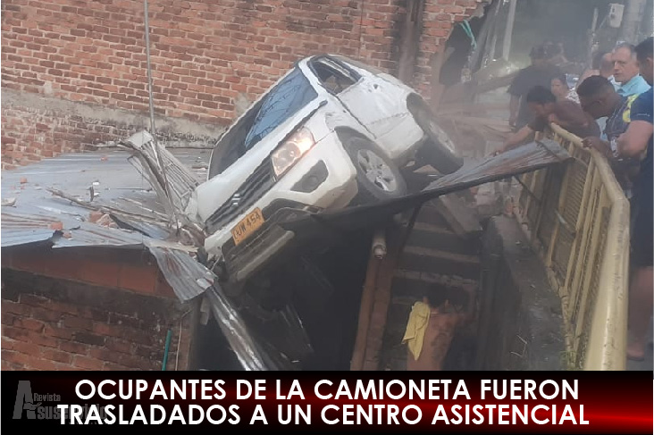 Vehículo terminó en el techo de una casa