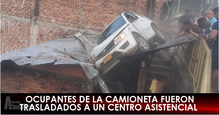 Vehículo terminó en el techo de una casa
